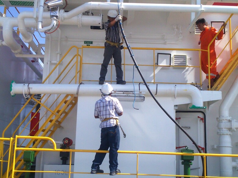 Kegiatan_pemasanngan_kabel_di_fru